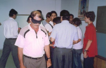 Caminando con ojos vendados